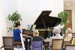 デイサービスメロディ東海　ピアノ生演奏